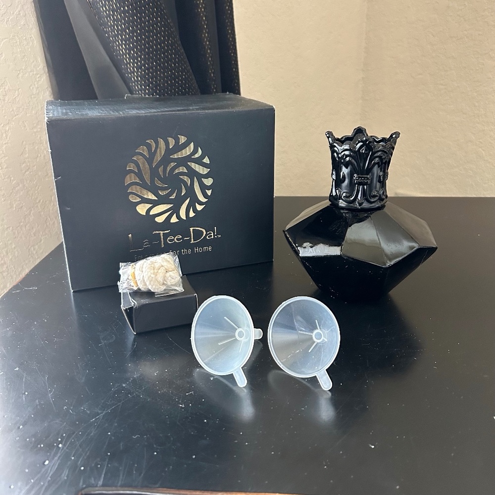 La-Tee-Da Fragrance Lamp. NWT